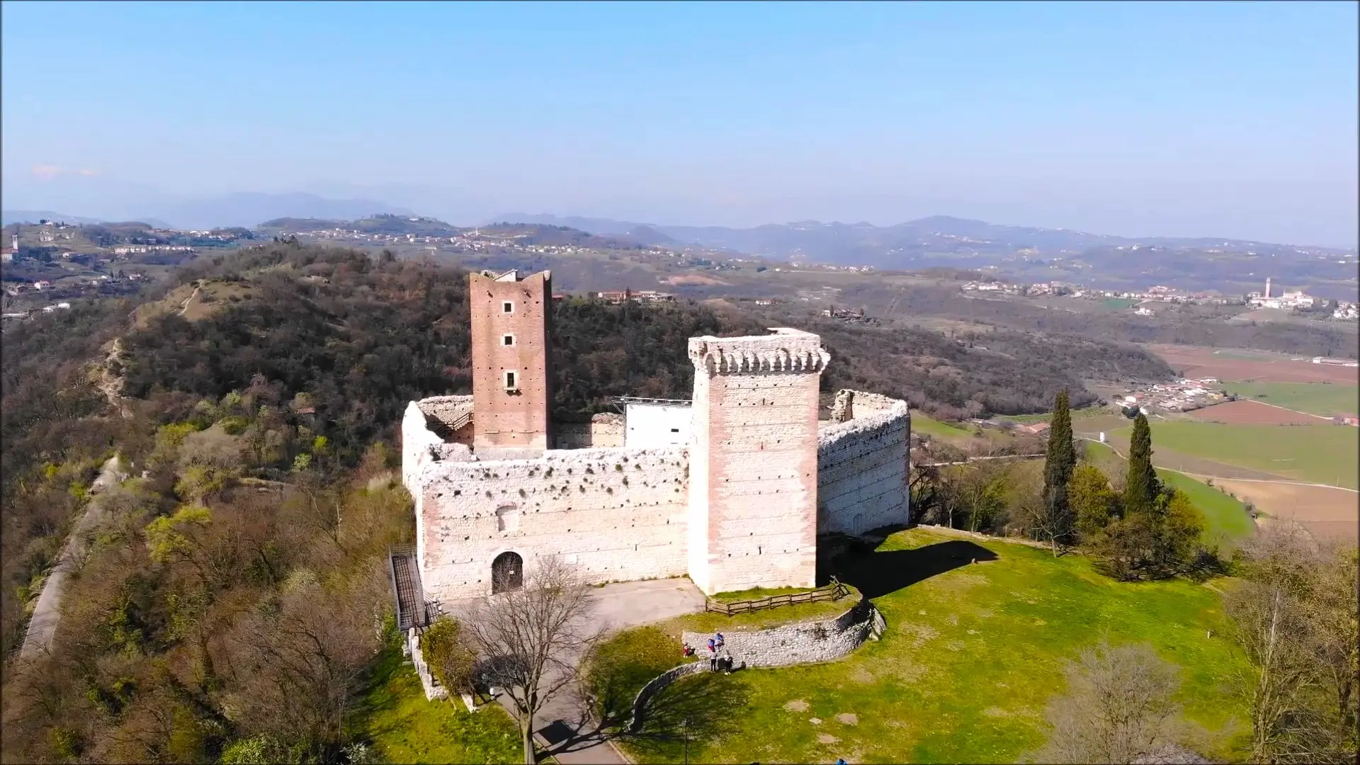 Passeggiata di San Valentino nella storia dei castelli di Montecchio