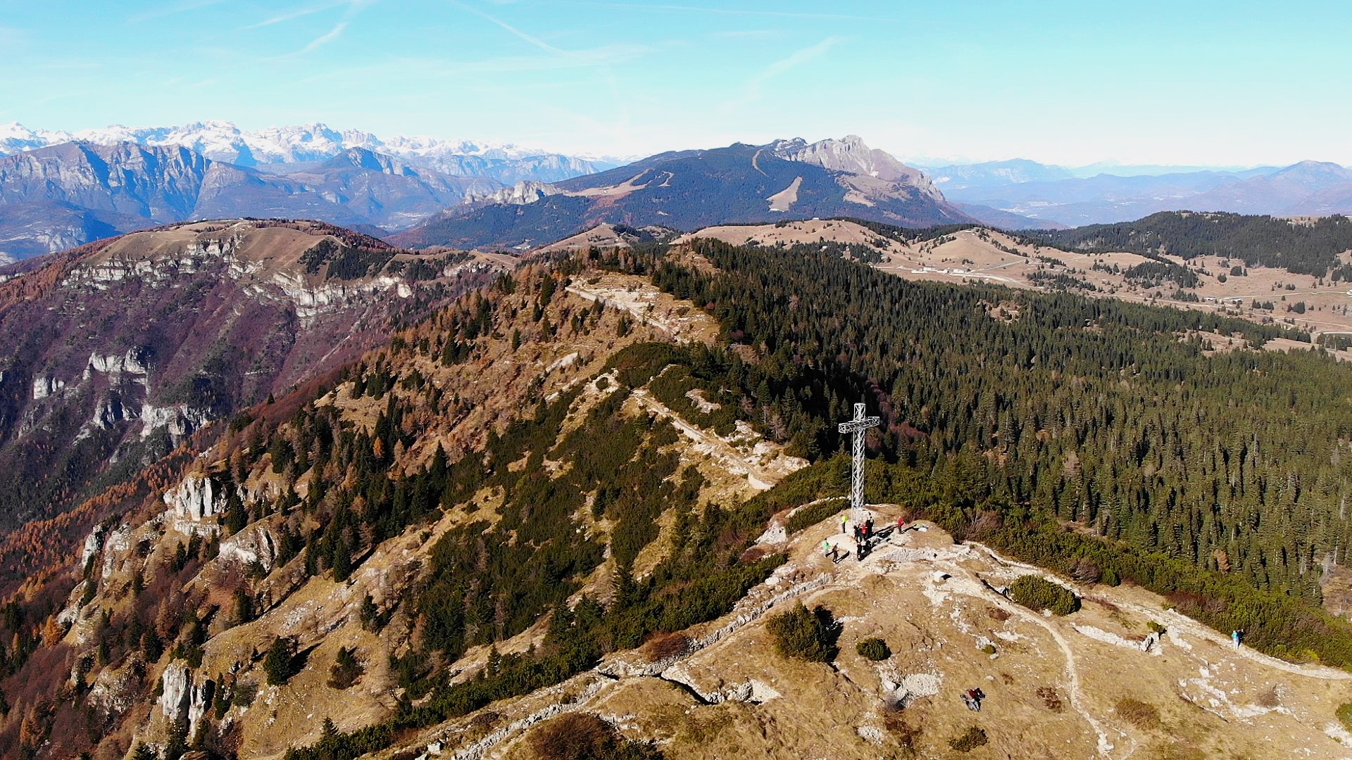 Monte Maggio – Foliage e Panorami profondi sulla montagna di confine